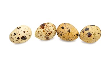 Kahverengi benekli dört yumurta. Kuşlar döşüyorlar.