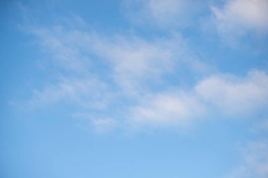 Gökyüzü bulutsuz ve masmavi. Gökyüzü çok parlak ve güneş parlıyor.