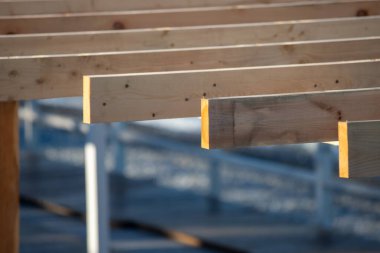 Okyanus manzaralı ahşap bir yapı. Yapı açık ve çok fazla güneş ışığı geliyor.