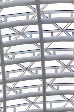 Görüntü bir sürü beyaz çizgileri ve bir sürü penceresi olan bir bina. Binanın çok modern ve parlak bir tasarımı var, bir sürü cam ve çelik elementi var. Sahne entelektüelliktir.