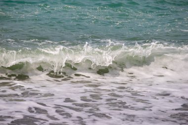Okyanus sakin ve dalgalar küçük. Su mavinin güzel bir tonu. Huzur ve barış kavramı