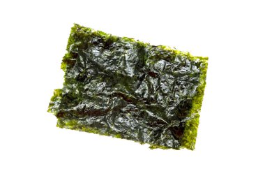 Beyaz arka planda bir parça yosun var. Deniz yosunu yeşildir ve sümüksü bir dokusu vardır.