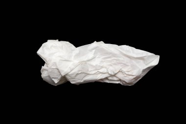 Siyah arka planda duran bir kağıt parçası. Kağıt beyaz ve buruşuk bir görünüşü var. Boşluk ve yalnızlık kavramı, çünkü kağıt sahnedeki tek nesne.