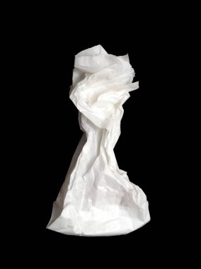 Beyaz bir kağıt parçası küçük bir figür içinde katlanır. Görüntünün minimalist ve basit bir havası var.