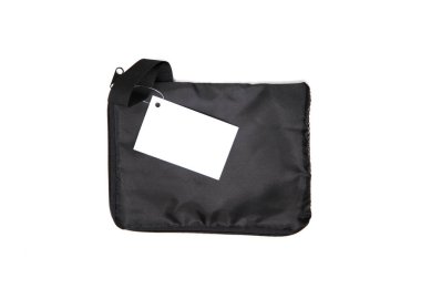 Üzerinde beyaz etiket olan siyah bir çanta. Çanta siyah bir malzemeden yapılmış ve fermuarı var.