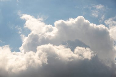 Gökyüzünde büyük kabarık bir bulut. Gökyüzü mavi ve berrak