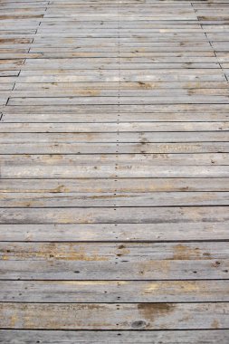 Bir sürü tahtası olan ahşap bir zemin ve bazıları kayıp. Zemin eski ve yıpranmış.