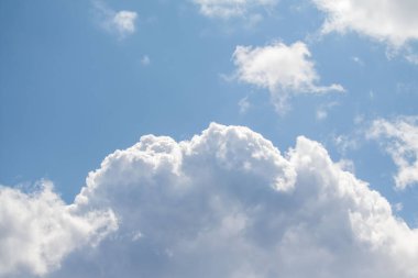 Bulutsuz mavi bir gökyüzü ve birkaç bulut. Gökyüzü açık ve parlak, ne yağmur ne de fırtına izi var. Bulutlar gökyüzüne dağılmış, ama çok kalın ya da karanlık değiller.