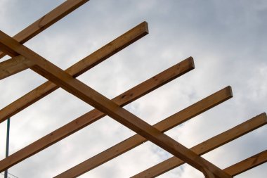 Eğimli çatılı ahşap bir yapı. Çatı tahtadan yapılmış ve eğimli.