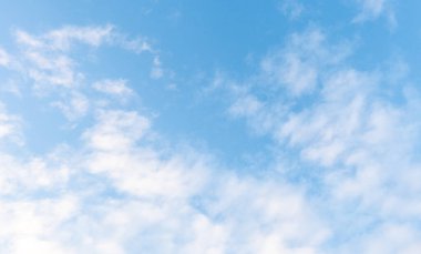 Gökyüzü bulutsuz parlak, berrak bir mavi. Dışarıda güzel bir gün ve gökyüzü açık hava aktiviteleri için mükemmel bir zemin. Güneş ışıldıyor.