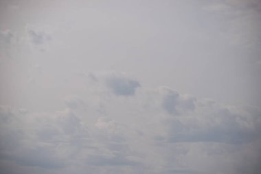 Birkaç bulutlu mavi bir gökyüzü. Bulutlar dağıldı ve gökyüzü berrak