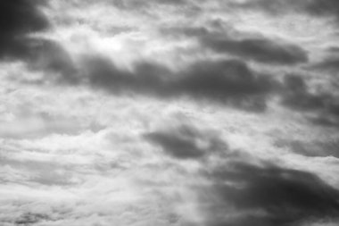 Gökyüzü, etrafa saçılmış birkaç kabarık beyaz bulutla parlak bir mavidir. Atmosfer sakin ve sakin. Fırtına ya da türbülans belirtisi yok. Güneş ışıldıyor.