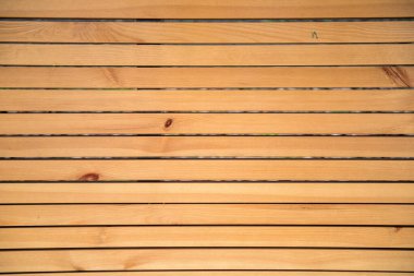 Ön planda birkaç küçük ağaç olan ahşap bir arka plan. Arka plan açık kahverengidir ve ön taraf koyu kahverengidir.