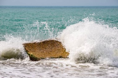 Okyanus sakin ve dalgalar küçük. Su mavinin güzel bir tonu. Huzur ve barış kavramı