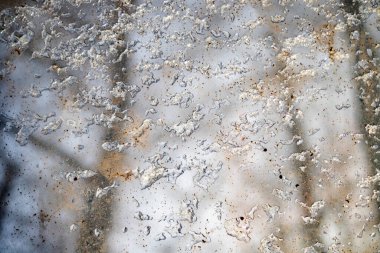 Cam güzel kar kalıplarıyla kaplı. Donmuş kış manzarasını ortaya çıkarıyor..