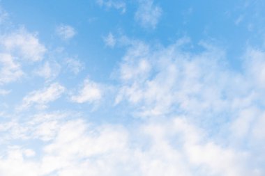 Gökyüzü bulutsuz parlak, berrak bir mavi. Dışarıda güzel bir gün ve gökyüzü açık hava aktiviteleri için mükemmel bir zemin. Güneş ışıldıyor.