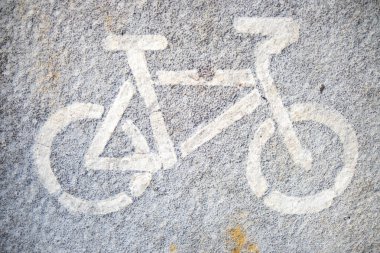 Gri bir yüzeye bir bisiklet çizilir. Özgürlük ve macera kavramı, bisiklet bir keşif ve hareket sembolüdür. Gri yüzeydeki beyaz bisiklet arka planda duruyor.