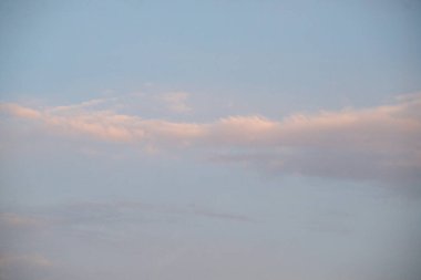 Bulutlu bulanık mavi bir gökyüzü. Gökyüzü birkaç beyaz bulutlu açık mavi bir renktir.