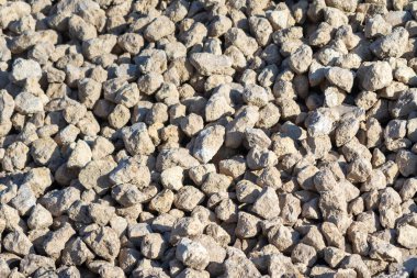 Yere bir kaya yığını yayılmış. Kayalar çeşitli boyutlarda ve farklı yönlere dağılmış. Kayalar düzgün düzenlenmediği için kabalık ve pürüzlülük kavramı.