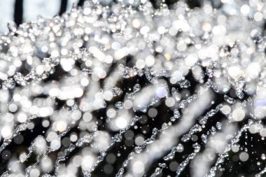 Çeşmenin havasındaki su damlacıkları, çözünmüş bokeh