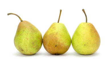 Olgun armutlar beyaz arkaplanda izole