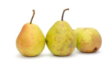 Olgun armutlar beyaz arkaplanda izole