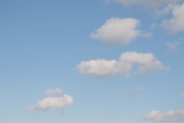 mavi gökyüzünde bulutlar gün