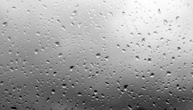 Camdaki yağmur damlaları