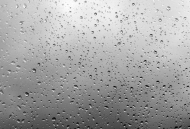 Camdaki yağmur damlaları