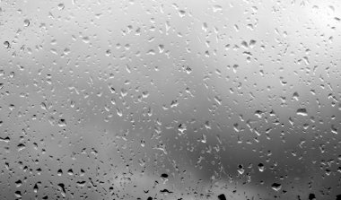 Camdaki yağmur damlaları