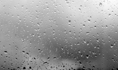 Camdaki yağmur damlaları