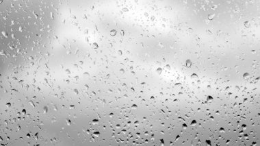Camdaki yağmur damlaları