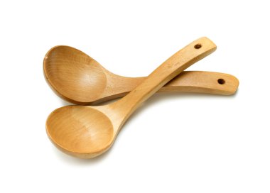 Tahta kaşık beyaz arkaplanda izole edildi