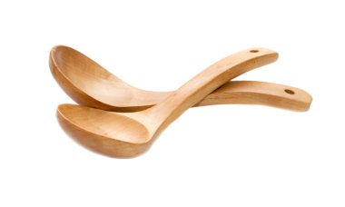 Tahta kaşık beyaz arkaplanda izole edildi