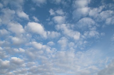 mavi gökyüzünde bulutlar gün