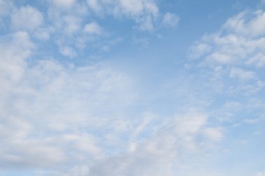 mavi gökyüzünde bulutlar gün