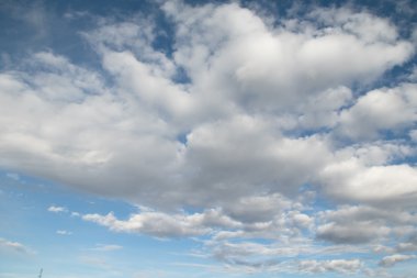 mavi gökyüzünde bulutlar gün