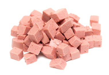 beyaz zemin üzerine pişmiş sosis