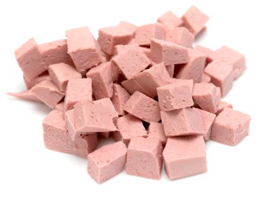 beyaz zemin üzerine pişmiş sosis