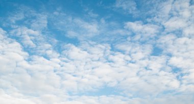 mavi gökyüzünde bulutlar gün