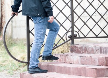 Adamın ayakları ayakkabı Mavi Jeans, harekete kapatın