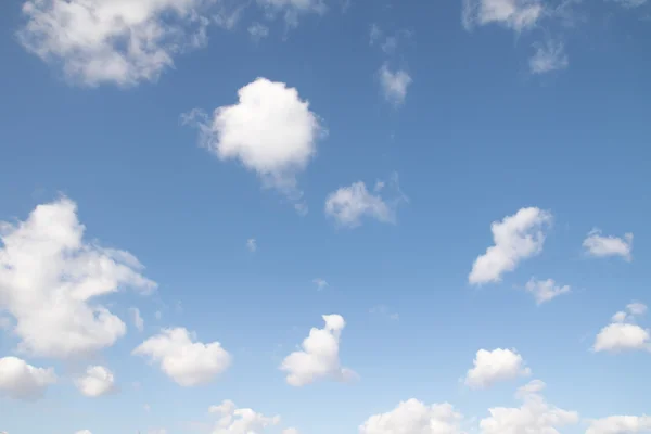 Nuvole nel cielo blu, giorno — Foto Stock