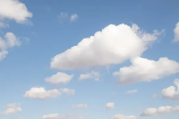 Moln i den blå himlen, dag — Stockfoto