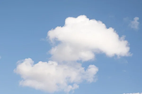 Moln i den blå himlen, dag — Stockfoto