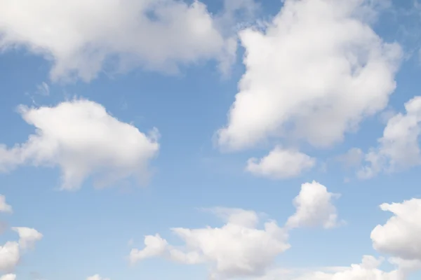 Nuvole nel cielo blu, giorno — Foto Stock