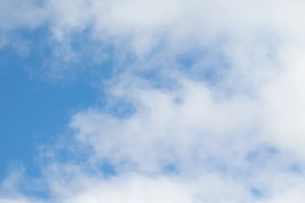 Nuages dans le ciel bleu, jour — Photo