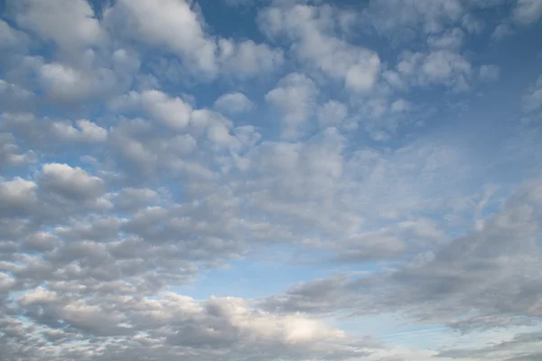 Mavi gökyüzünde bulutlar gün — Stok fotoğraf
