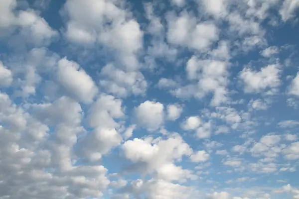 Wolken am blauen Himmel, Tag — Stockfoto