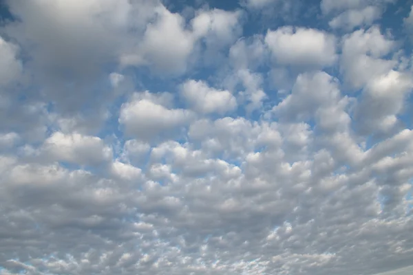 青い空には雲の日 — ストック写真
