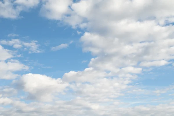 Wolken am blauen Himmel, Tag — Stockfoto